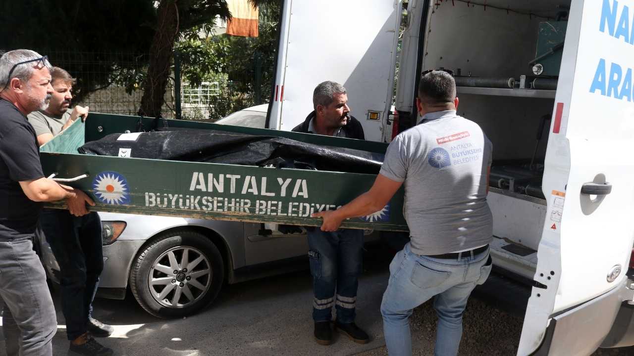 Antalya’da Babasını 5 Yerinden Bıçaklayan Evlat Hakim Karşısında 3