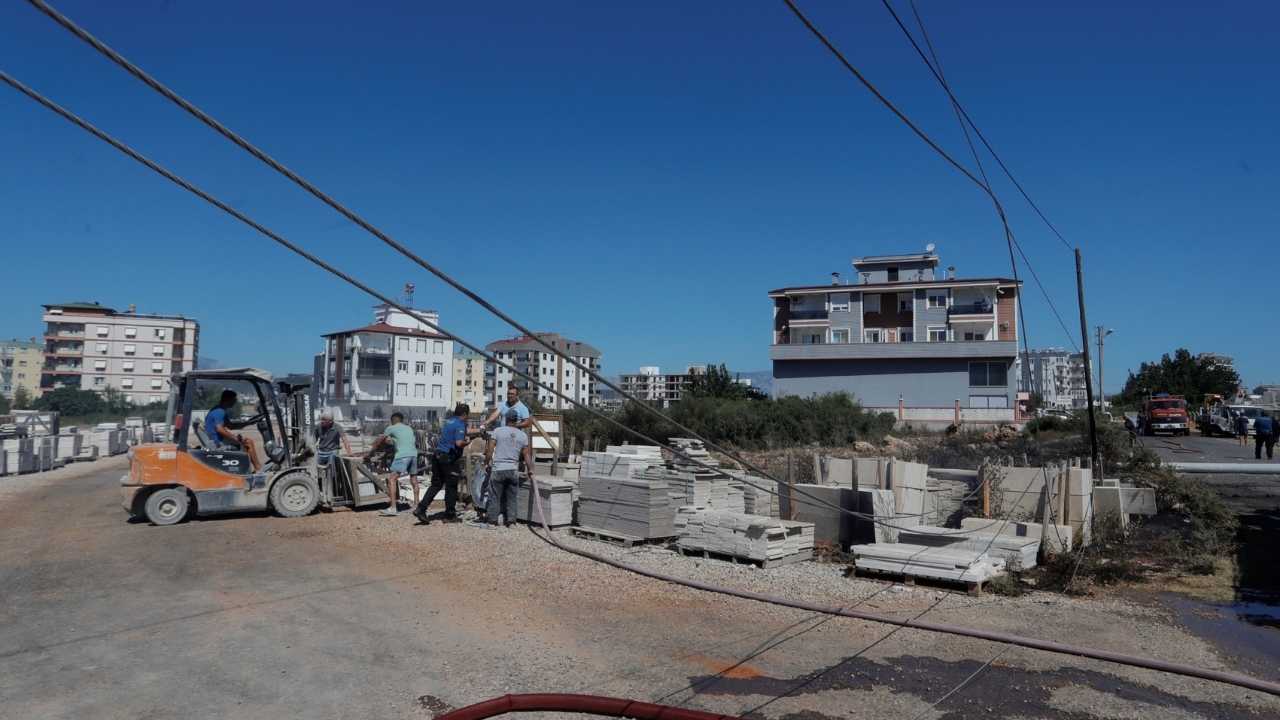 Antalya’da Elektrik Direğine Çarpan Kamyonet Yangın Başlattı 2