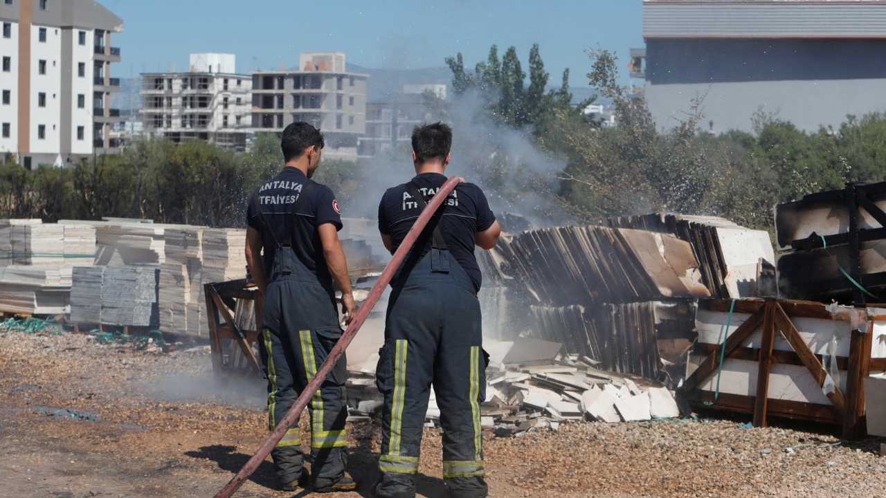 Antalya’da Elektrik Direğine Çarpan Kamyonet Yangın Başlattı 3