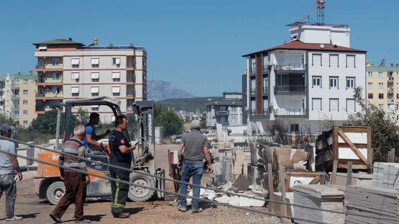 Antalya’da Elektrik Direğine Çarpan Kamyonet Yangın Başlattı 4