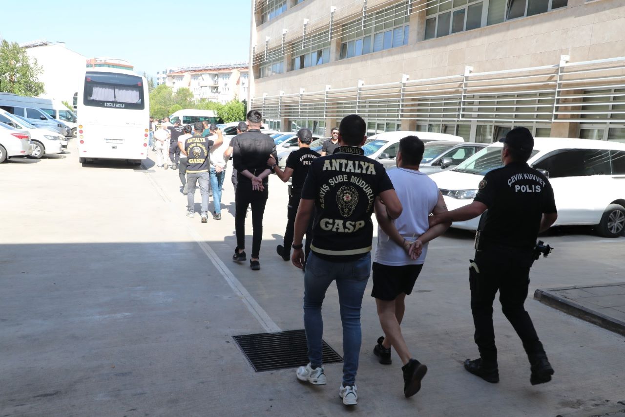 Antalya'da "Gece Avı" Operasyonu! Fuh*ş Tuzaklı Gasp Çetesi Çökertildi