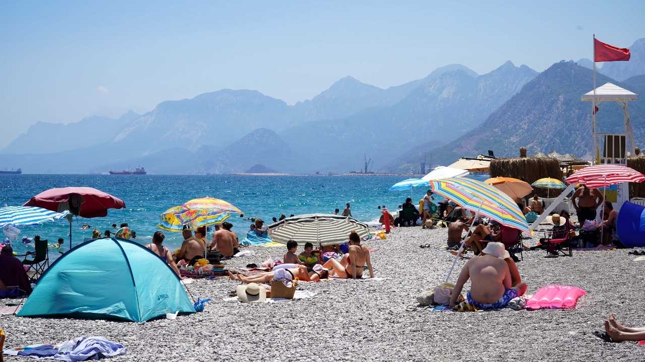 Antalya'da Hafta Sonu Klasiği! Sıcaktan Bunalan Konyaaltı'na Koştu 3