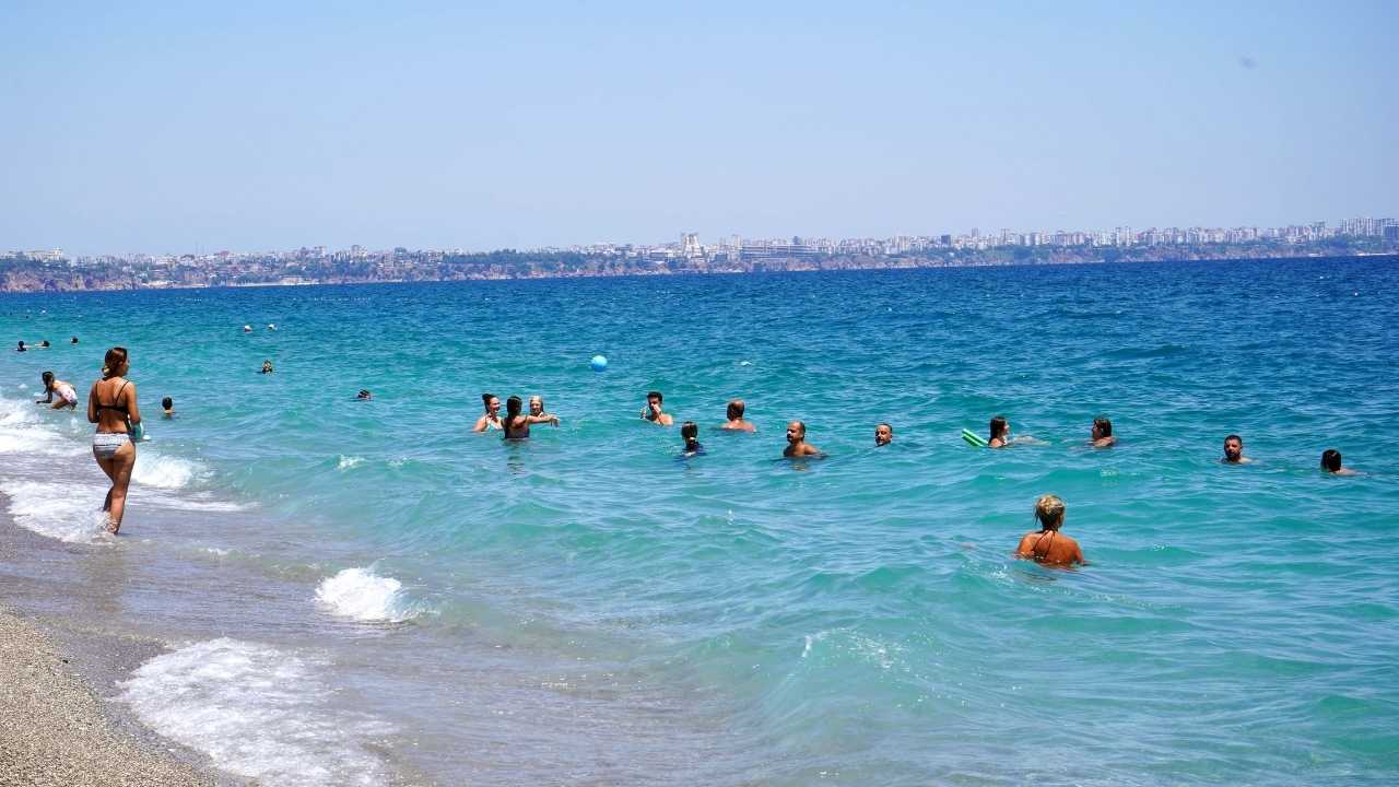 Antalya'da Hafta Sonu Klasiği! Sıcaktan Bunalan Konyaaltı'na Koştu 4