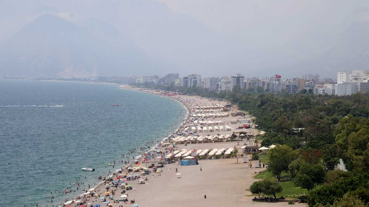 Antalya’da Hissedilen Sıcaklık 44 Dereceyi Buldu! Konyaaltı Tıklım Tıklım 2