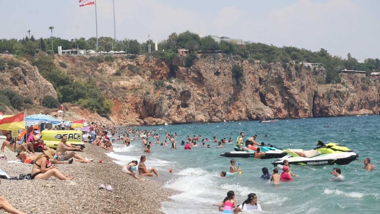 Antalya’da Hissedilen Sıcaklık 44 Dereceyi Buldu! Konyaaltı Tıklım Tıklım 4