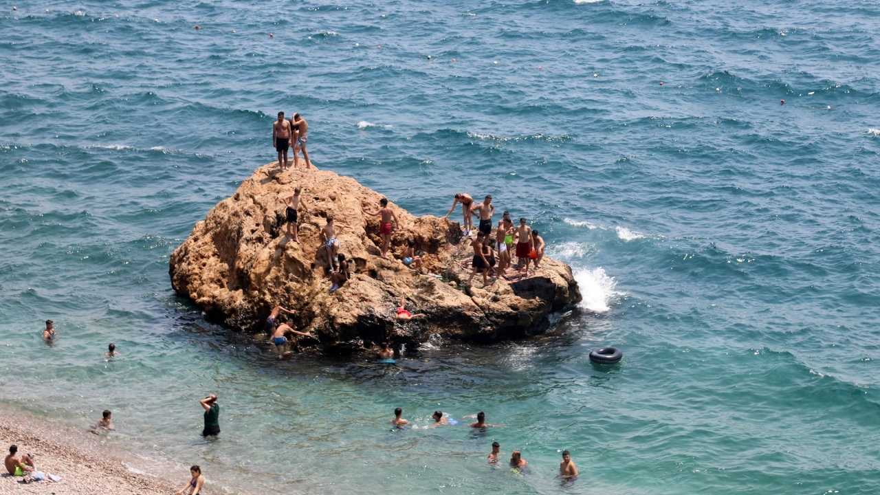 Antalya’da Hissedilen Sıcaklık 44 Dereceyi Buldu! Konyaaltı Tıklım Tıklım 5