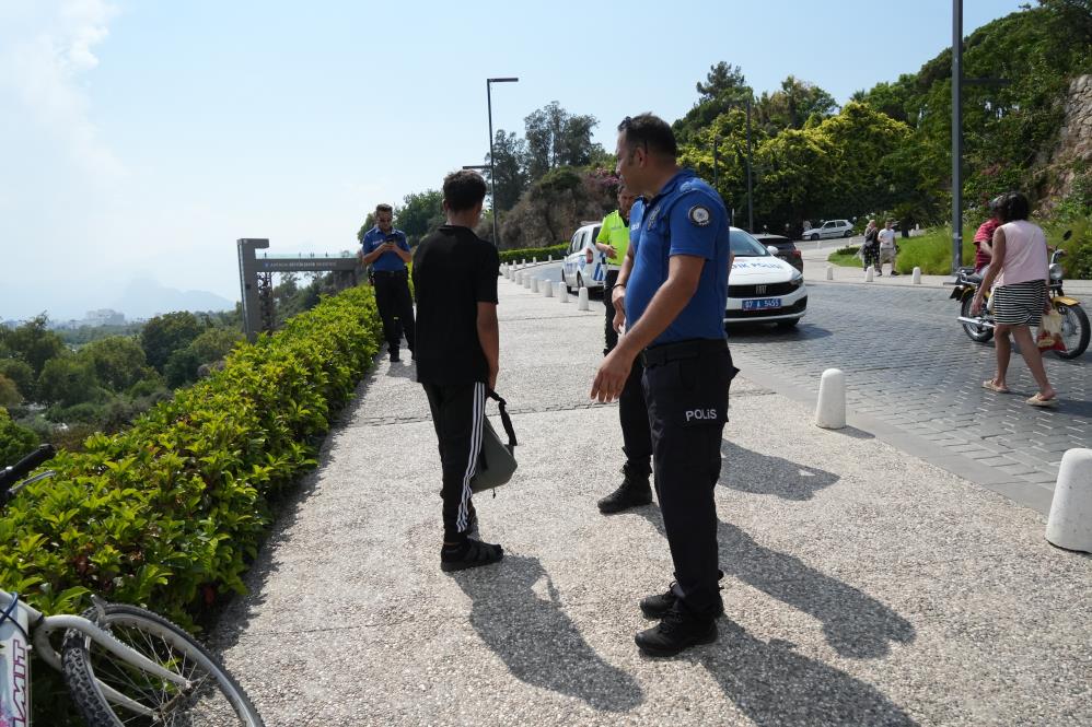 Antalya'da İki Çocuk Bisikletle Falezlerden Uçtu