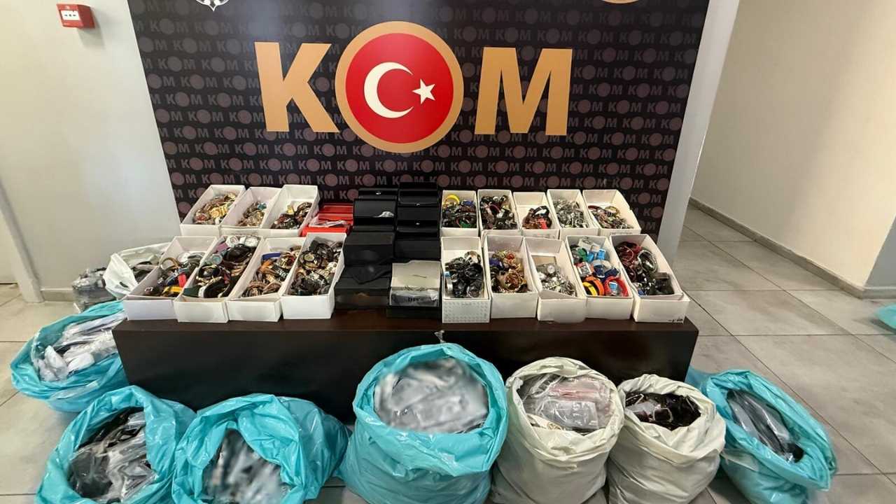 Antalya’da Kaçakçılara Suç Üstü 11 Bin Litre Kaçak İçki, Kilolarca Tütün Ve 1 Milyon Dolarlık Senet! 4