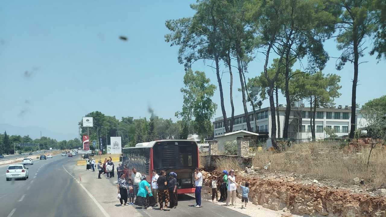 Antalya’da Kavurucu Sıcağa Karşı Araç Kapısıyla2
