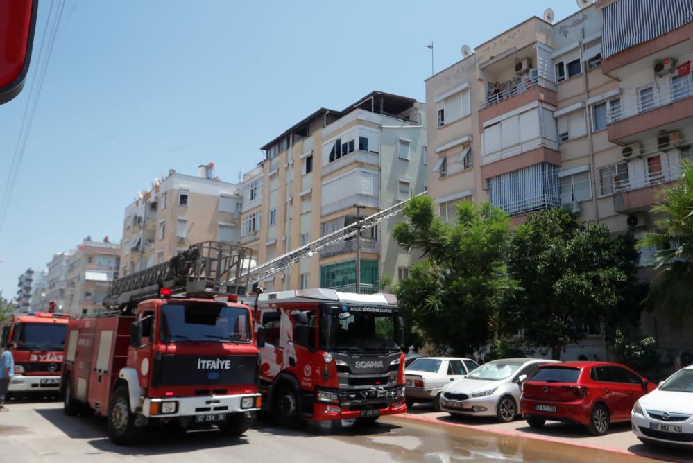 Antalya’da Korkutan Yangın! 7’si Çocuk 10 Kişi Kurtarıldı