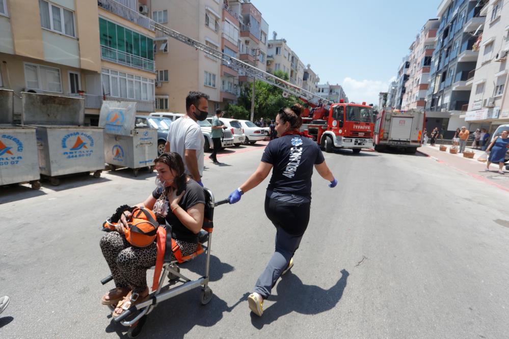 Antalya’da Korkutan Yangın! 7’si Çocuk 10 Kişi Kurtarıldı