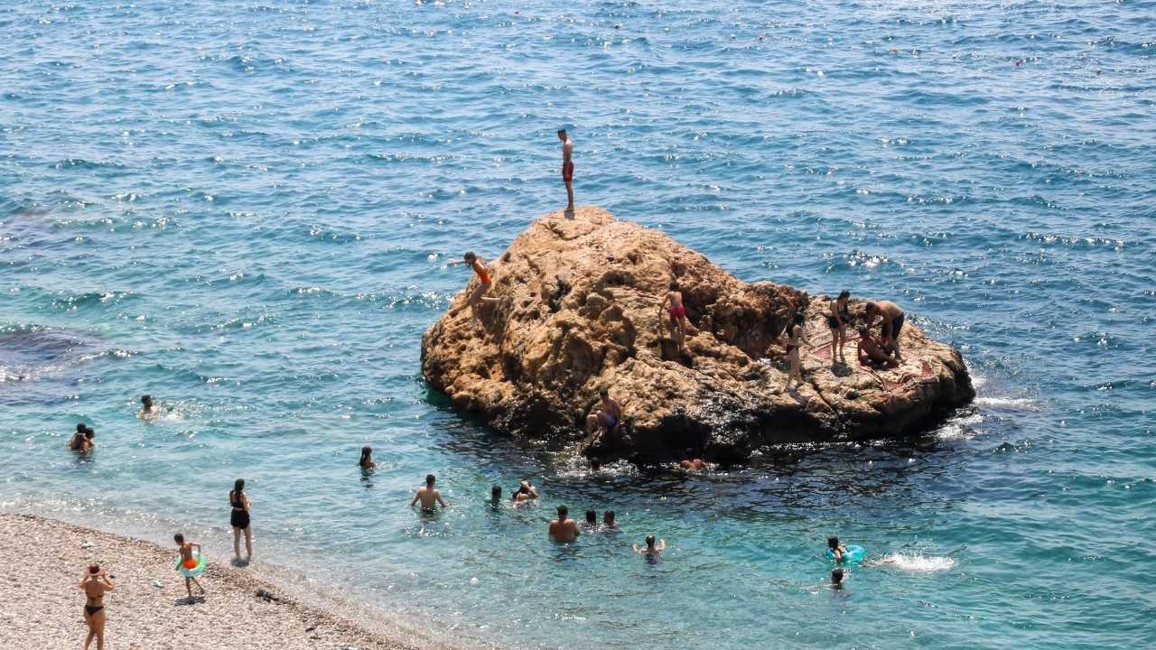 Antalya’da Nem Sıcağı Tetikliyor Vatandaşlar Çare Arıyor 3