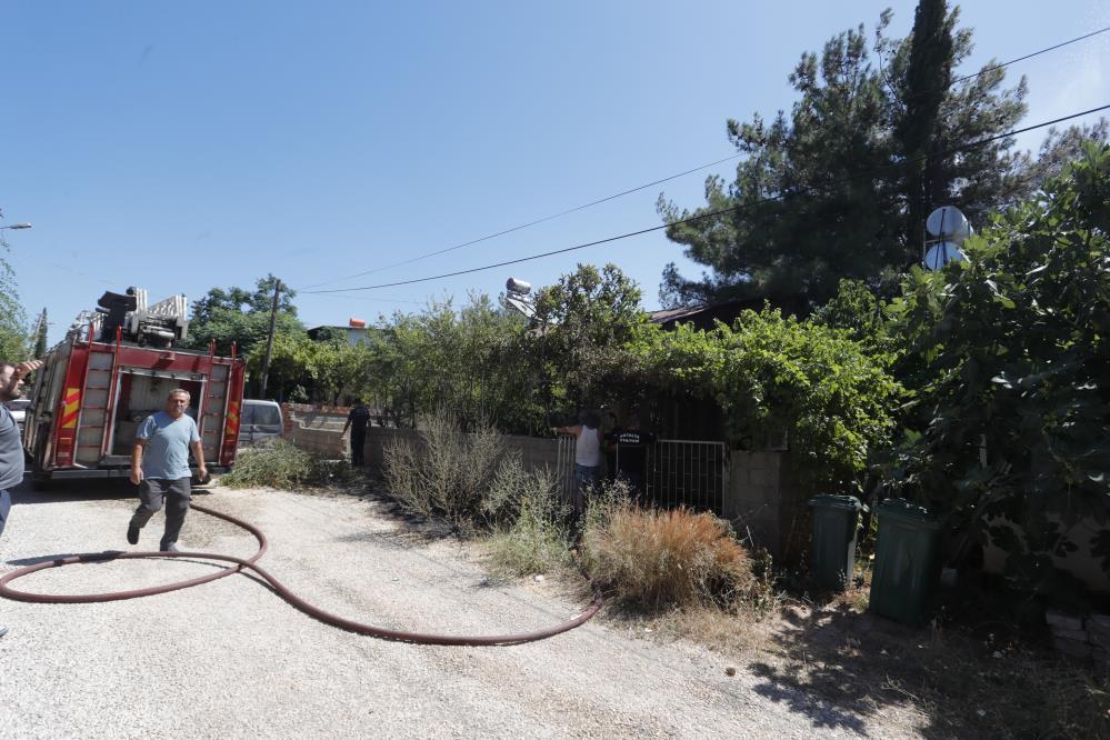 Antalya'da Ot Yangını Az Kalsın İki Evi Kül Ediyordu12