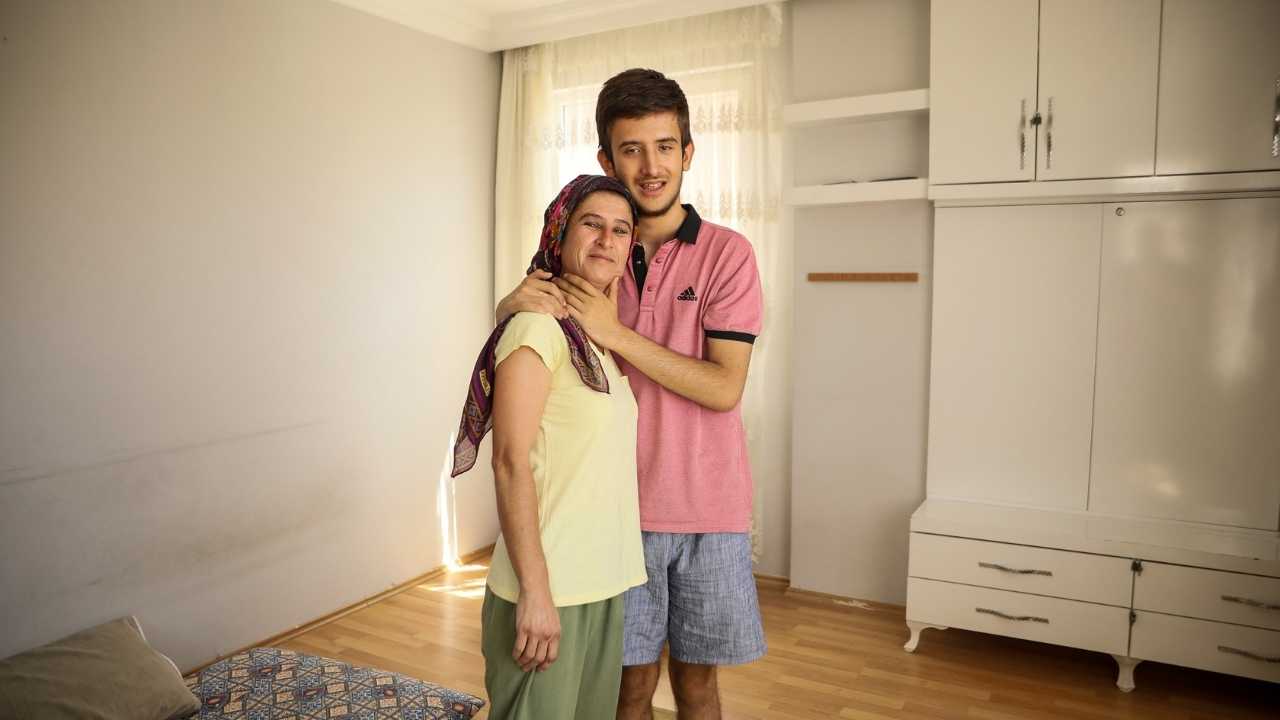 Antalya’da Otizmli Oğluna Bakan Anne, Geçimini Rengarenk Erişteyle Sağlıyor 2
