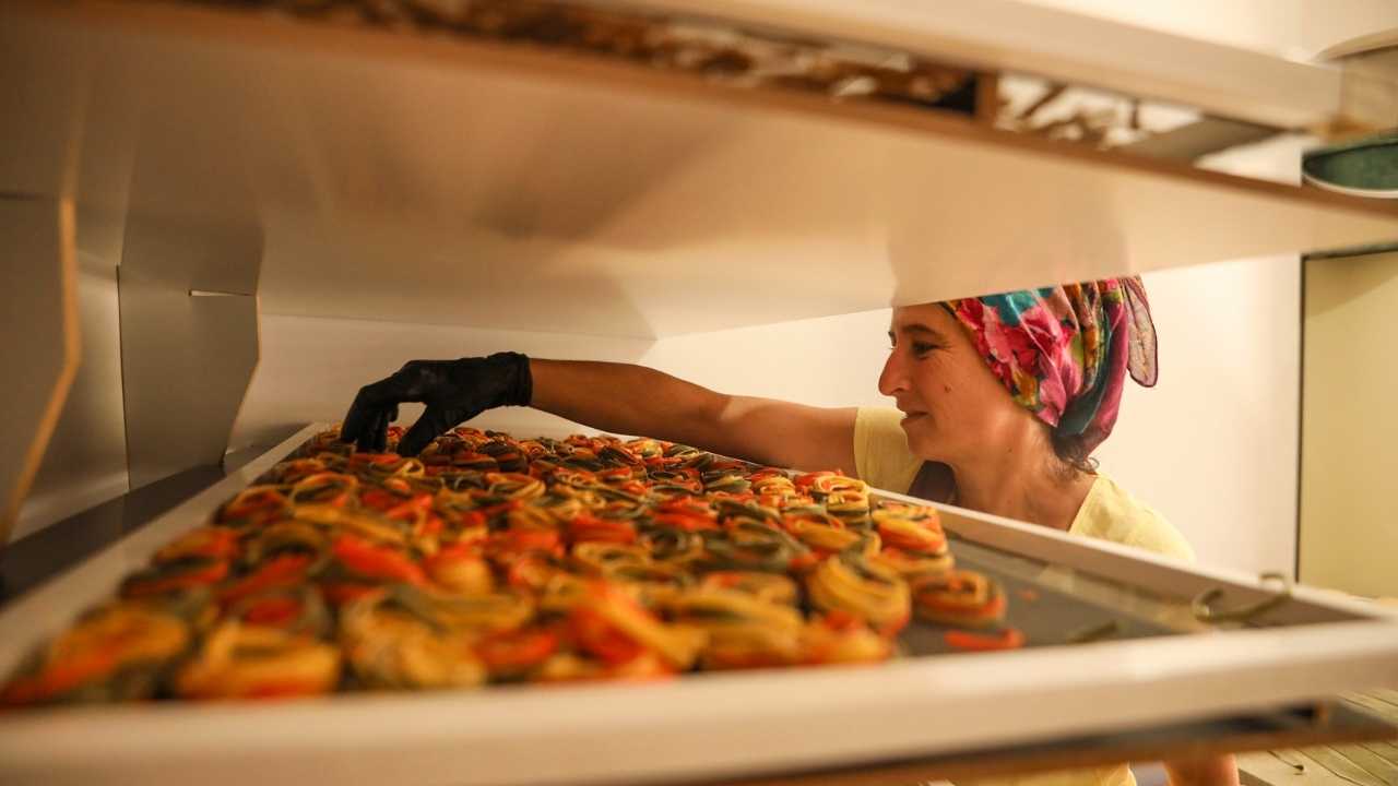 Antalya’da Otizmli Oğluna Bakan Anne, Geçimini Rengarenk Erişteyle Sağlıyor 3