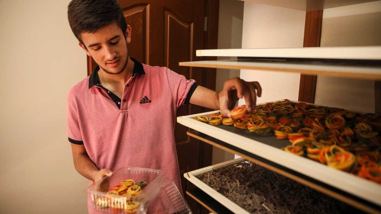 Antalya’da Otizmli Oğluna Bakan Anne, Geçimini Rengarenk Erişteyle Sağlıyor 4