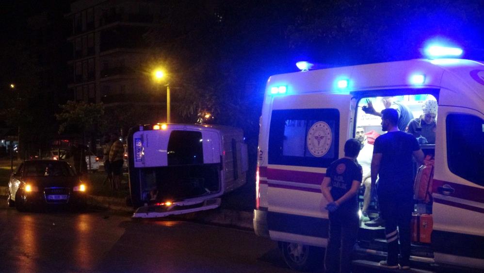 Antalya’da Servis Minibüsü Yan Yattı! Sürücüsü Alkollü Çıktı