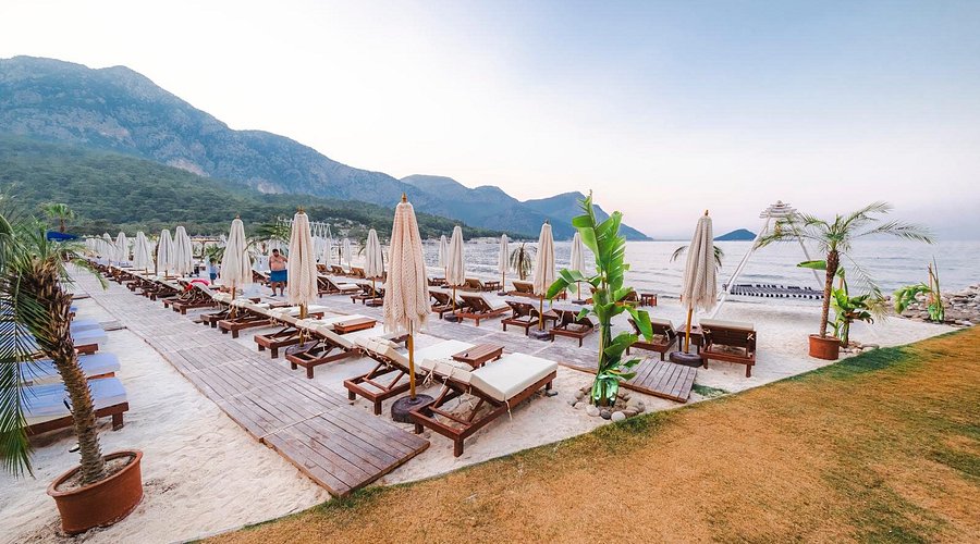 Antalya'da Şezlong Fiyatı Dudak Uçuklattı