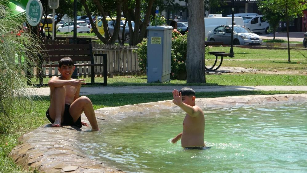 Antalya'da Sıcaktan Bunalan Çocuklar Süs Havuzuna Girdi