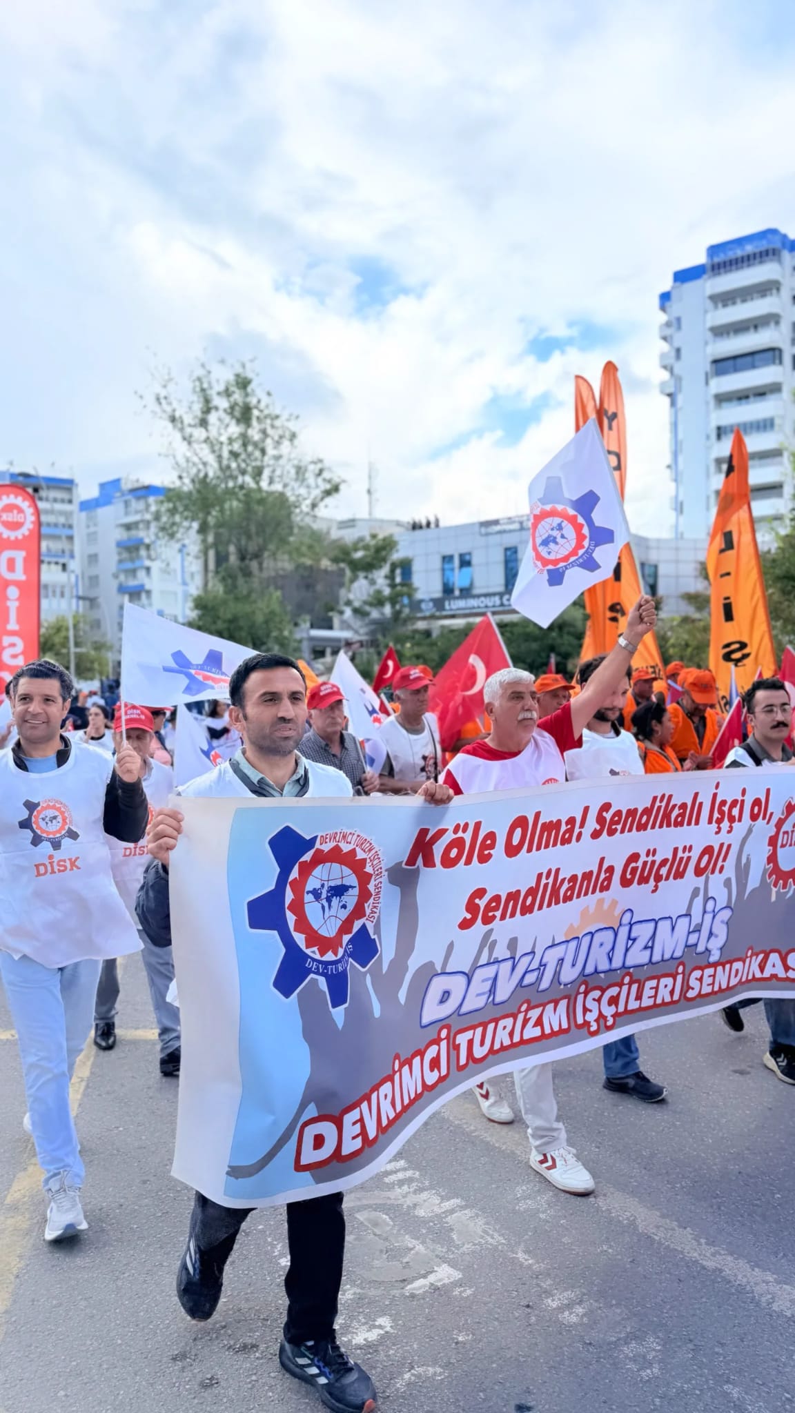 Antalya’da Turizm Emekçilerinden Haftalık İzin Sömürüsü Tepkisi