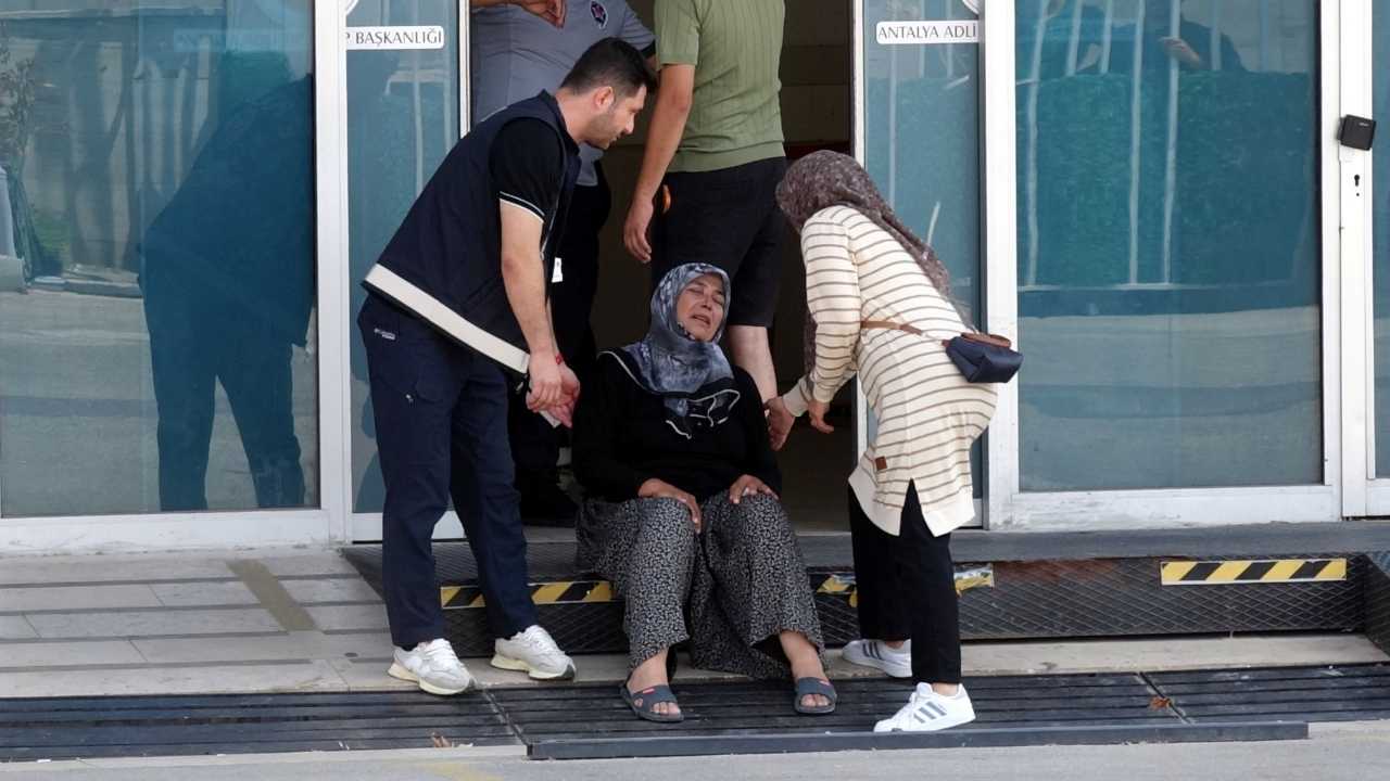 Antalya’daki Kaldırım Kazasında Anne İsyan Etti Sağlam Gönderdim, Cenazesini Aldım 4