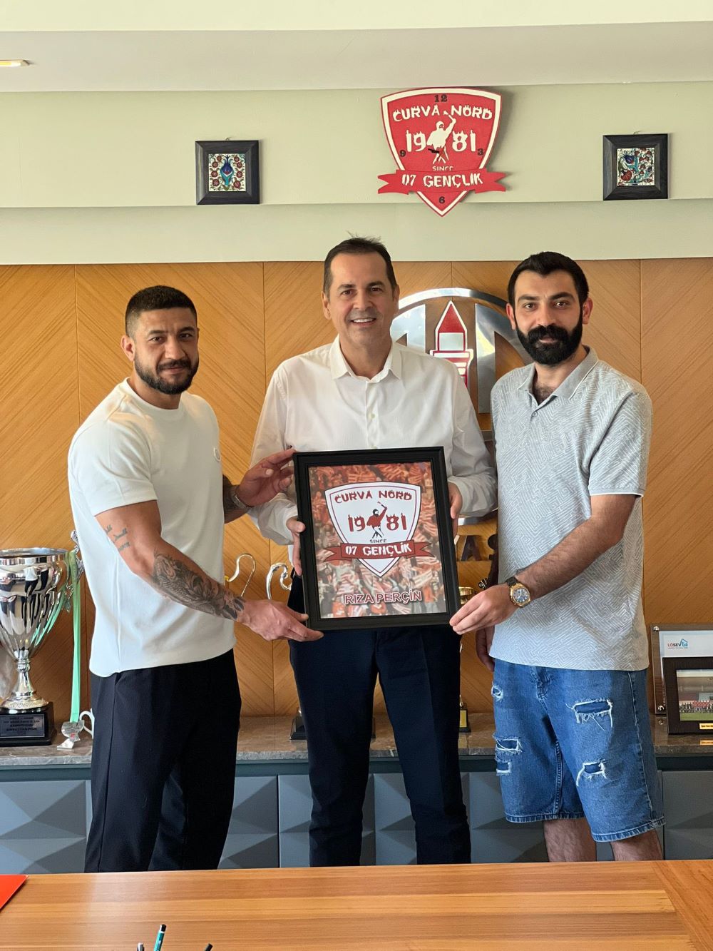 Antalyaspor Taraftarı 07 Gençlik'ten Yeni Başkan Perçin'e Ziyaret