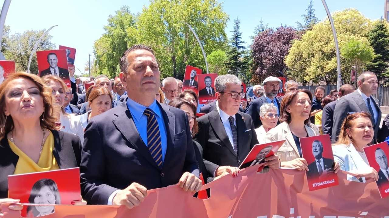 Belediye Operasyonlarına Chp’den Yürüyüş Ve Sloganlı Protesto