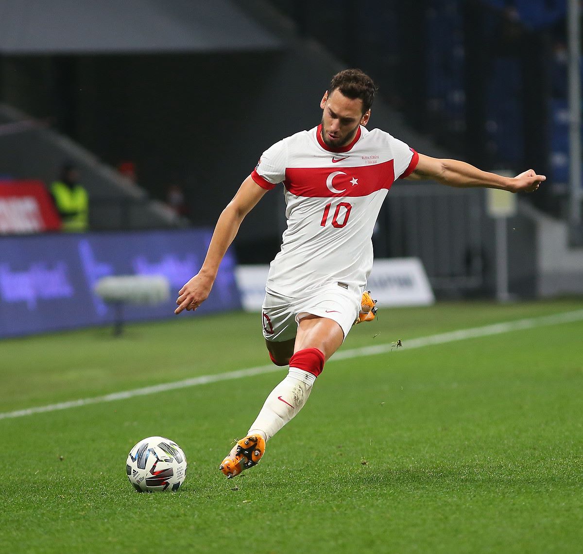 Fenerbahçe Hakan Çalhanoğlu İçin Harekete Geçti