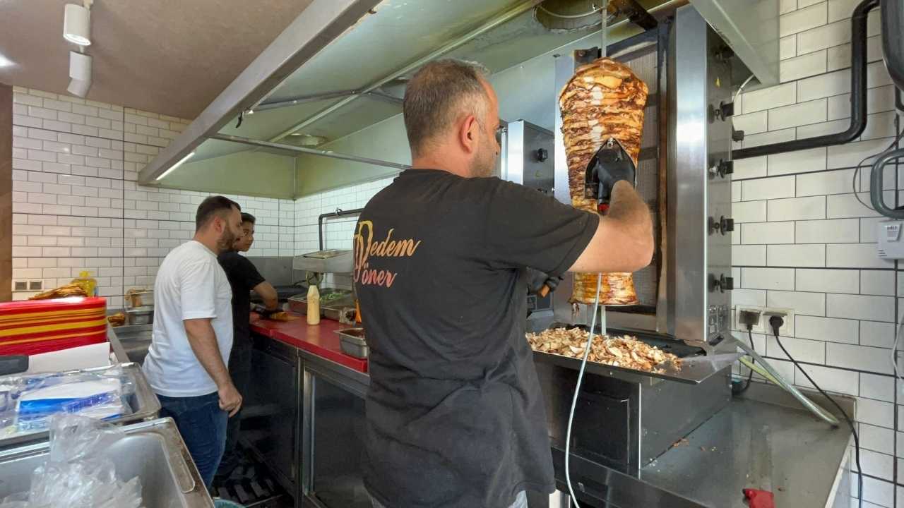 Hatay İskenderun’da Döner Tezgahında Buz Torbalı Mesai 3