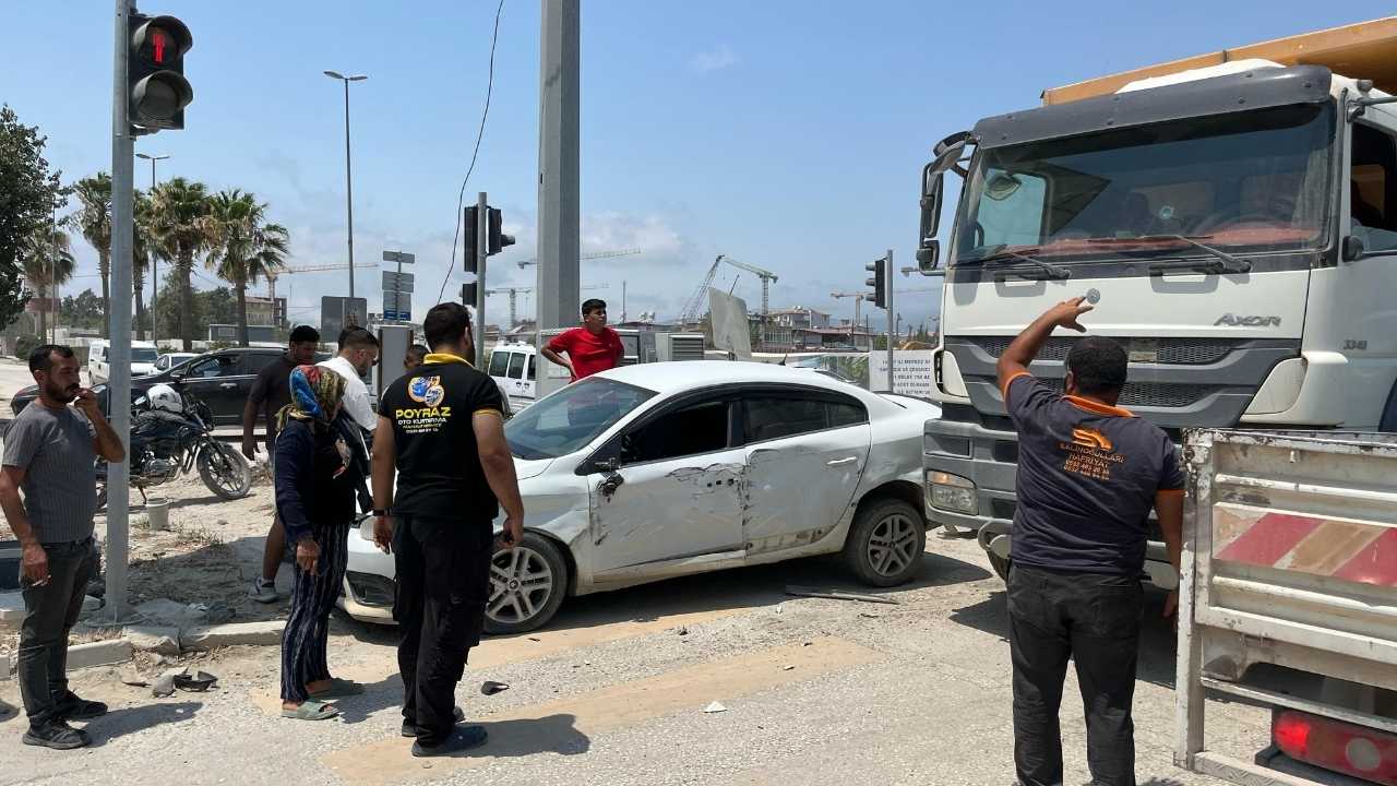 Hatay’da Araçların Savrulduğu Kazada Saniyeyle Kurtuluş 3