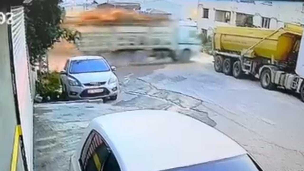Hatay’da Demir Yüklü Kamyon Restoranın Üzerine Uçtu 4