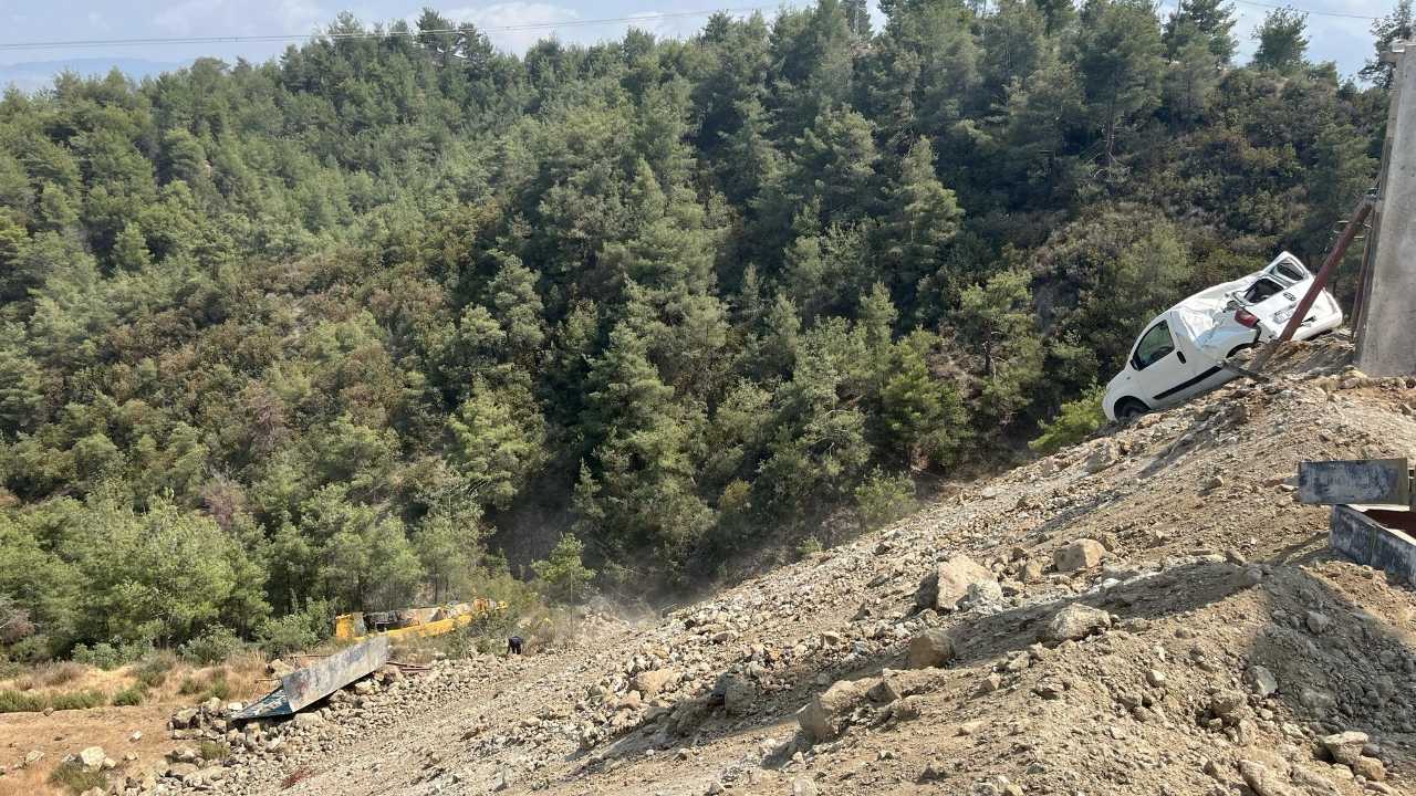 Hatay’da Freni Boşalan Vinç Araçları Biçip Uçuruma Düştü3