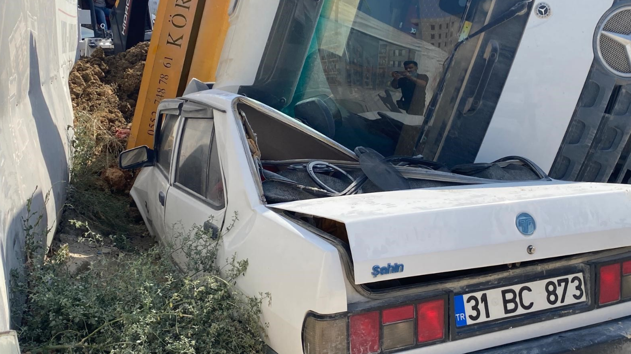Hatay’da Kamyon Park Halindeki Aracın Üzerine Devrildi (2)