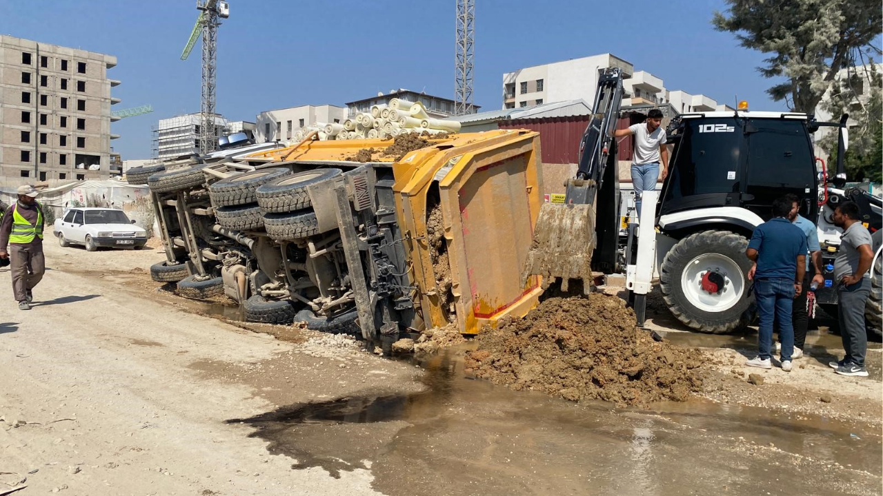Hatay’da Kamyon Park Halindeki Aracın Üzerine Devrildi