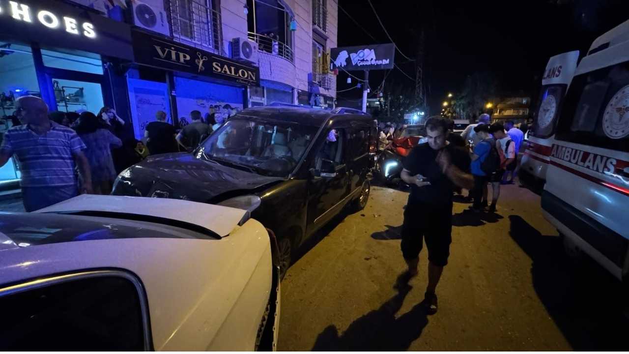Hatay'da Kontrolden Çıkan Otomobil 3 Araca Çarptı