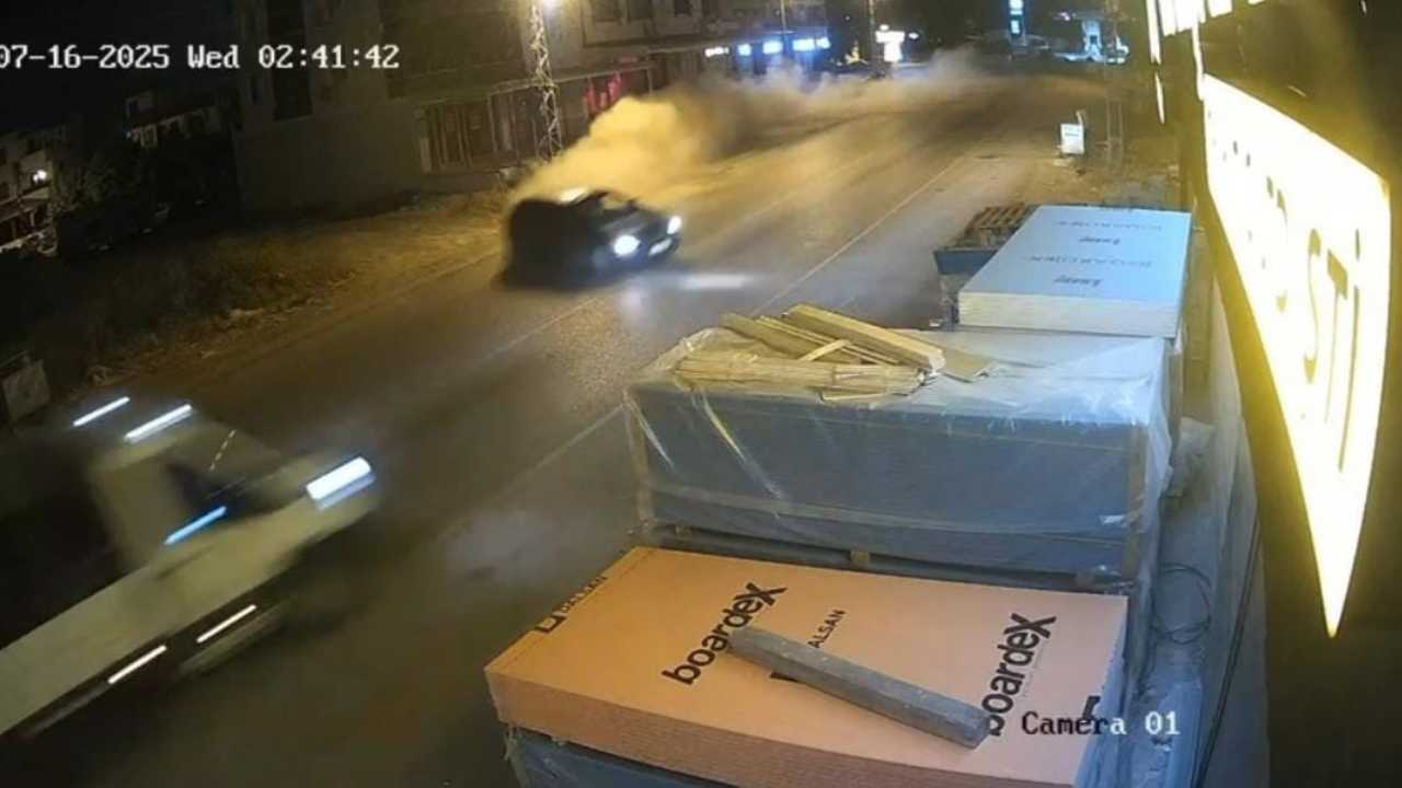 Hatay’da Otomobil Kamyonetle Kafa Kafaya Çarpıştı2