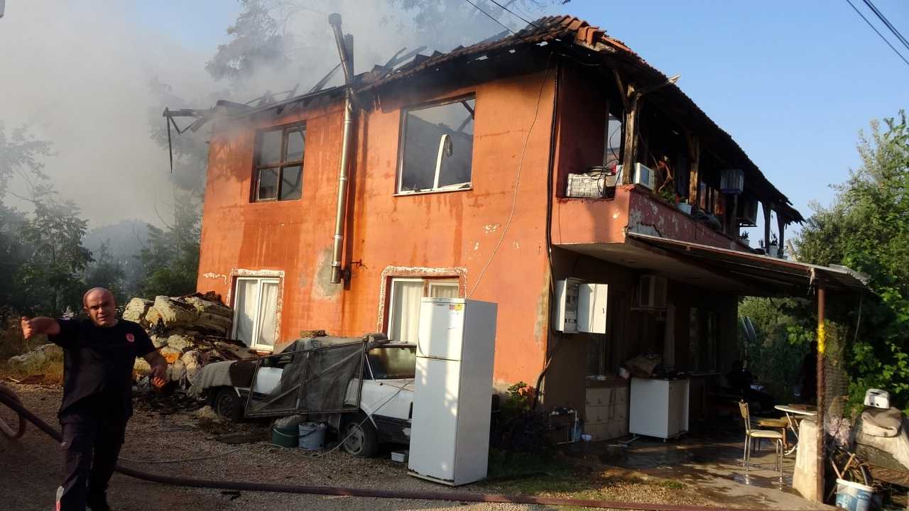 Kepez’de Ev Yangını Kahraman Dede Torunlarını Kucaklayıp Kurtardı 3