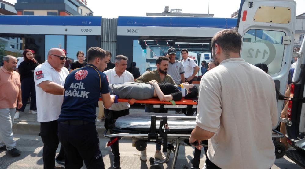 Antalya'da Tramvay Genç Kıza Çarptı! Son Anda Kurtuldu