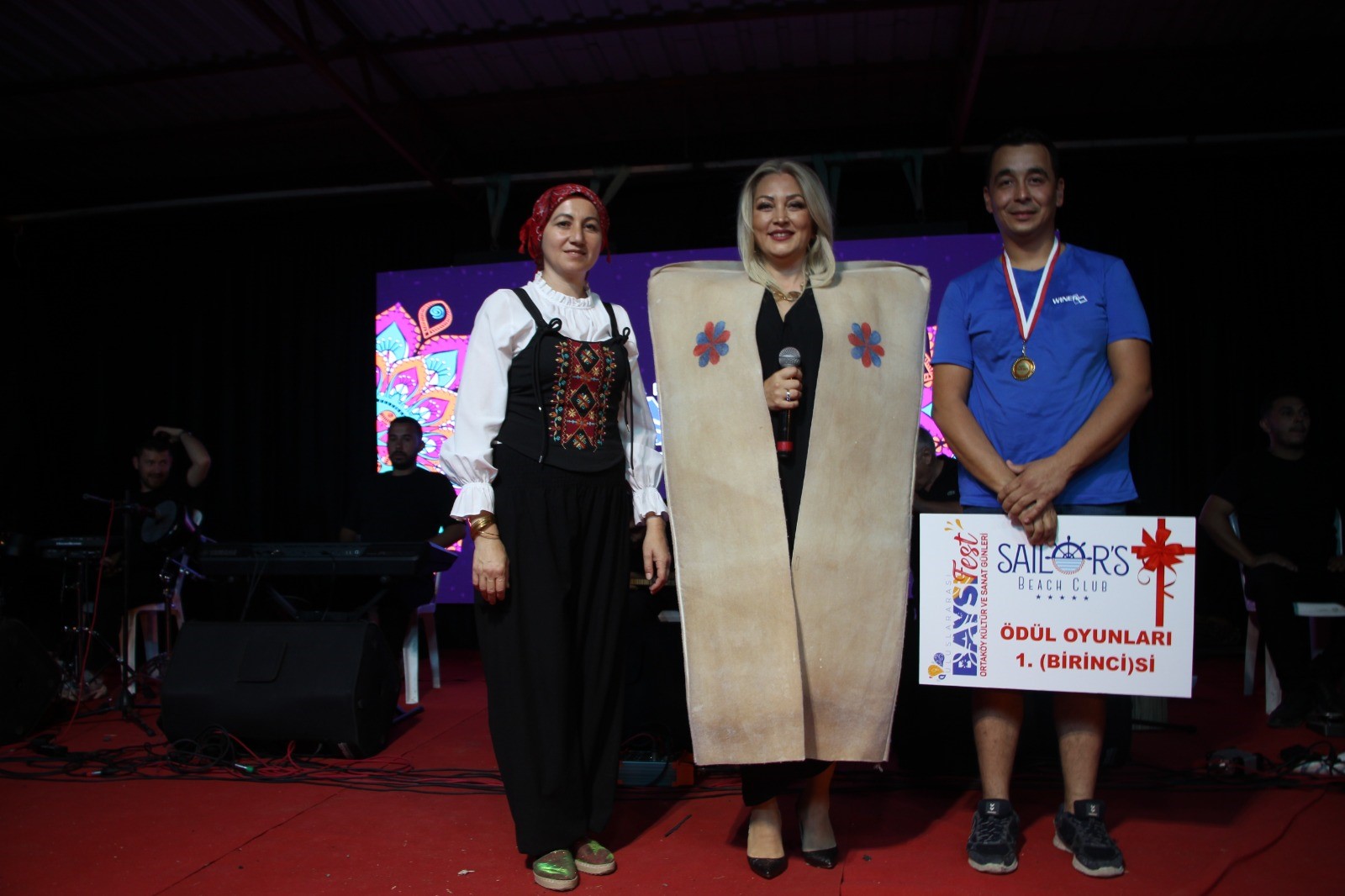 Kumluca Baysıfest'te Trt Sanatçasına Dron Çarptı 3