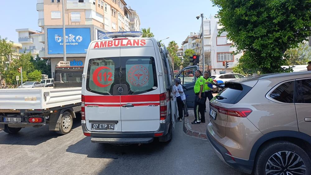 Manavgat'ta Annesinin Elini Bırakan Çocuğa Motosiklet Çarptı