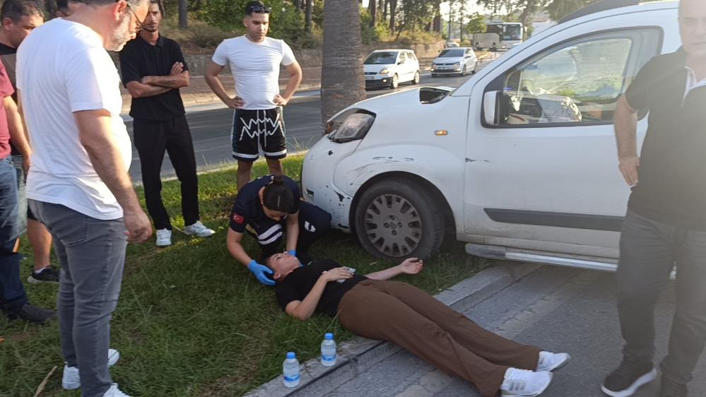 Manavgat'ta Direksiyon Hakimiyetini Kaybetti! Ağaca Çarpan Sürücü Yaralandı