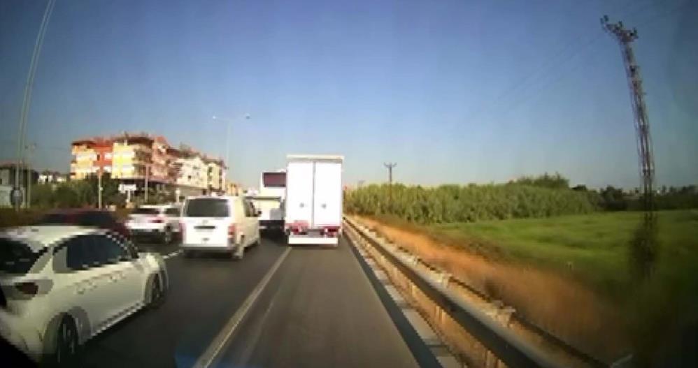Manavgat'ta Duyarsız Sürücüler Hasta Taşıyan Ambulans Yol Vermedi