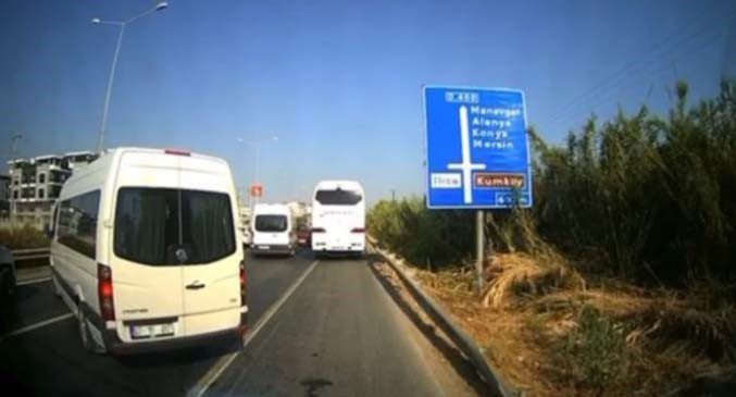 Manavgat'ta Duyarsız Sürücüler Hasta Taşıyan Ambulans Yol Vermedi