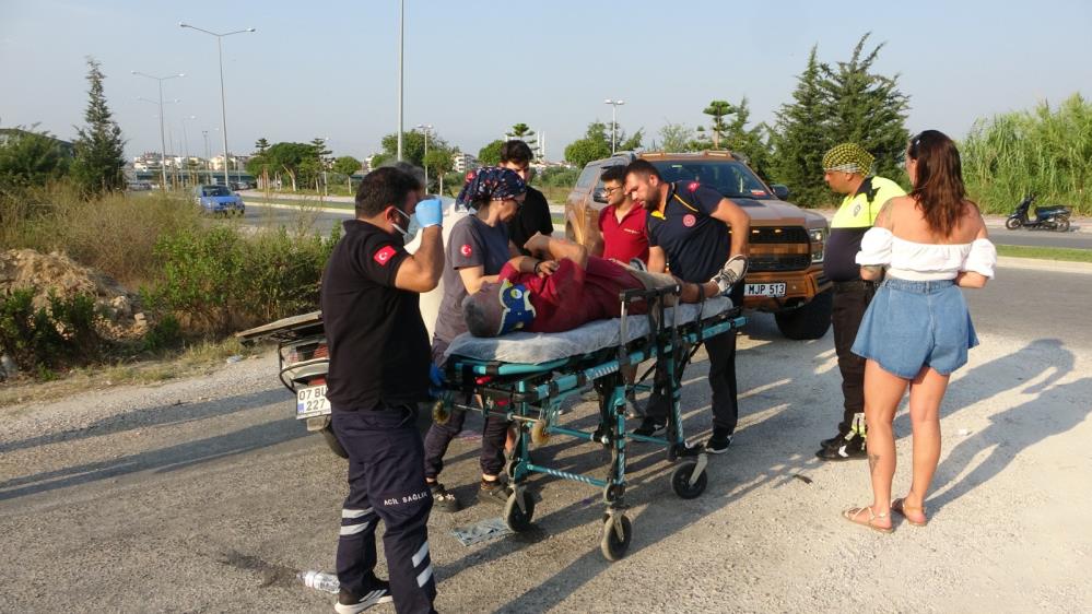 Manavgat'ta Hafif Ticari Araç İle Motosiklet Çarpıştı