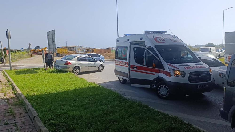 Manavgat'ta İki Otomobil Çarpıştı! Sürücü Hastaneye Gitmeyi Reddetti