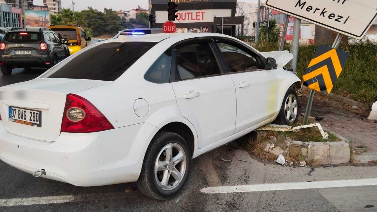 Manavgat’ta Işıkların Yanmadığı Kavşakta Kaza (1)
