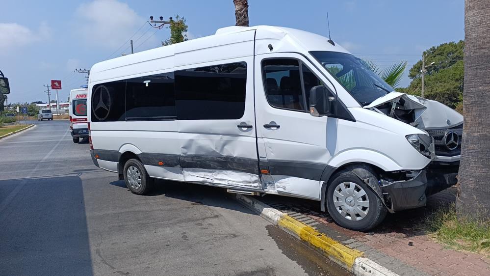 Manavgat’ta Otomobil İle Tur Minibüsü Çarpıştı!-1