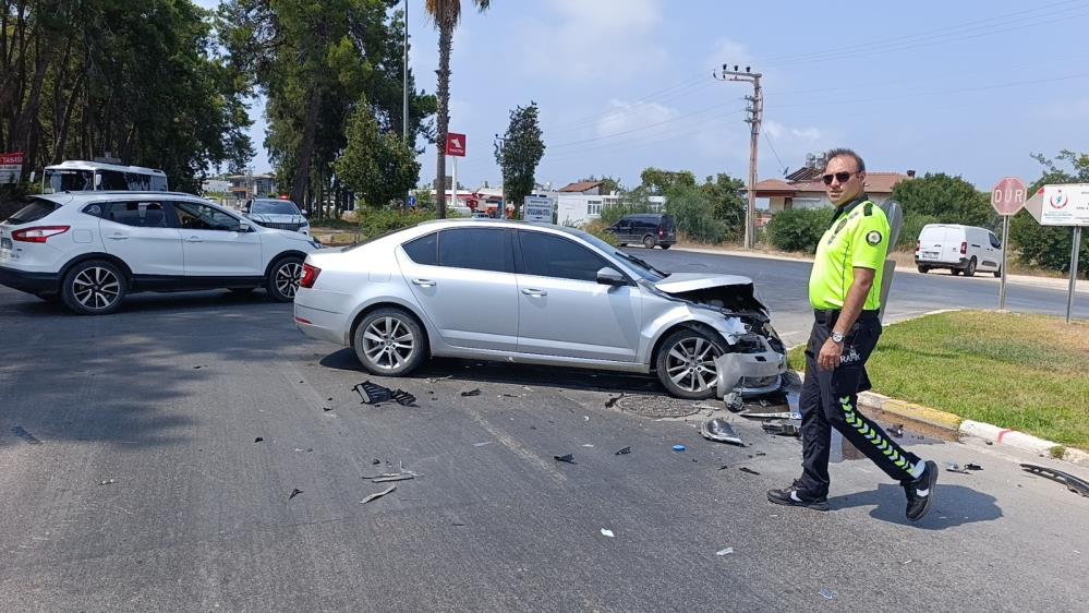 Manavgat’ta Otomobil İle Tur Minibüsü Çarpıştı! (2)