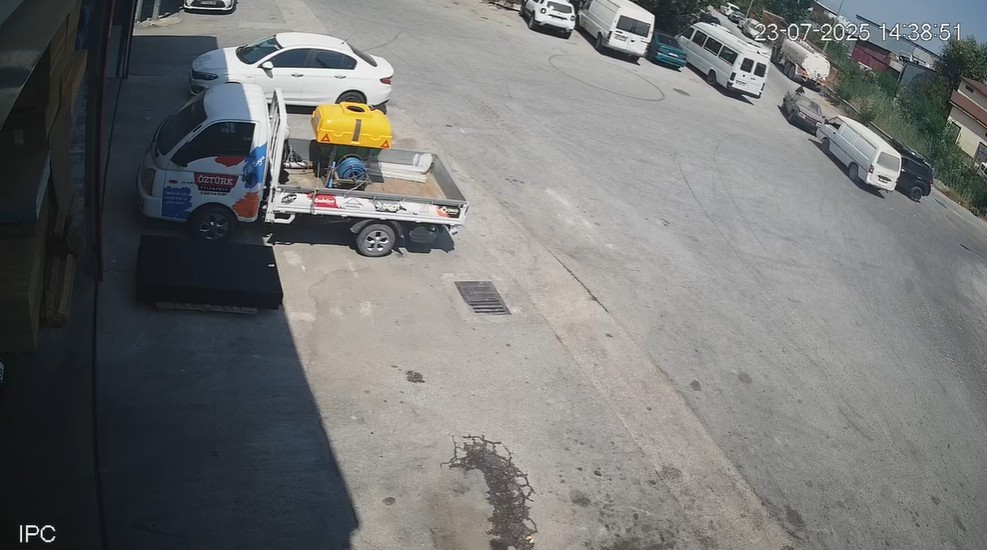 Manavgat'ta Otomobil Kamyonete Yandan Çarptı! Yolcu Yaralandı