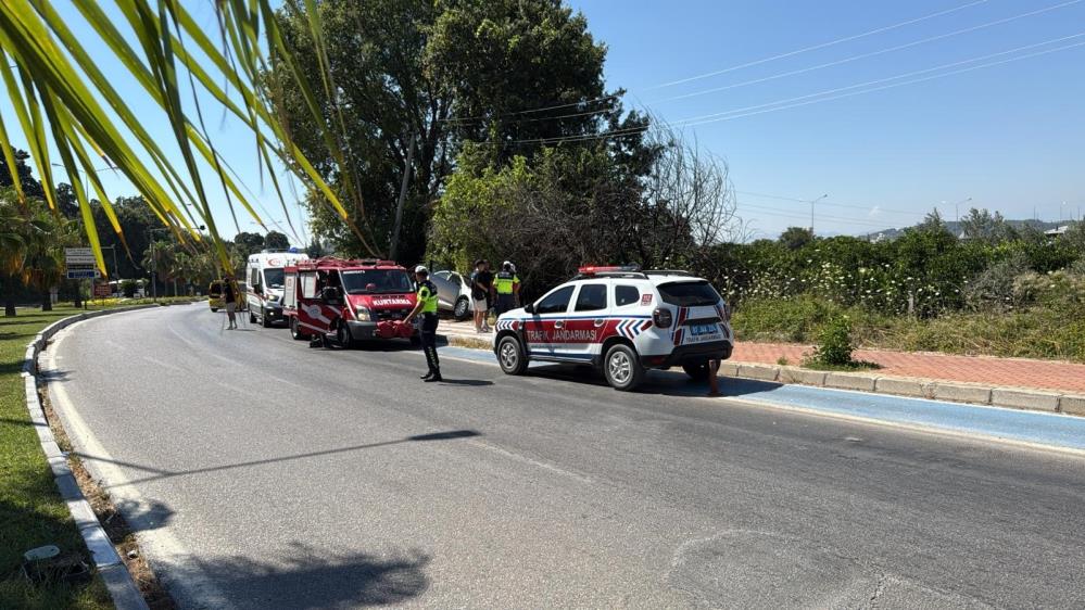 Manavgat’ta Seyir Halindeki Otomobil Kaldırıma Çıktı!